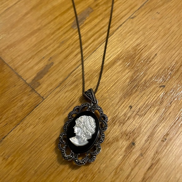 Cameo Lady Necklace - Picture 3 of 3